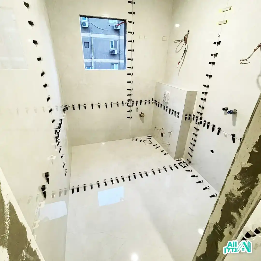 ריצוף מבנה באמצע עבודה