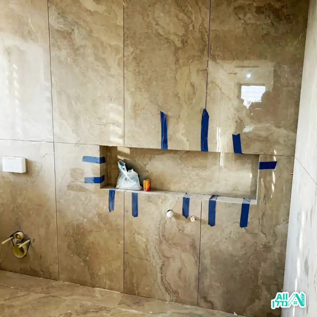 ריצוף חדר רחצה בצבעי לבן עם נימים שחורים