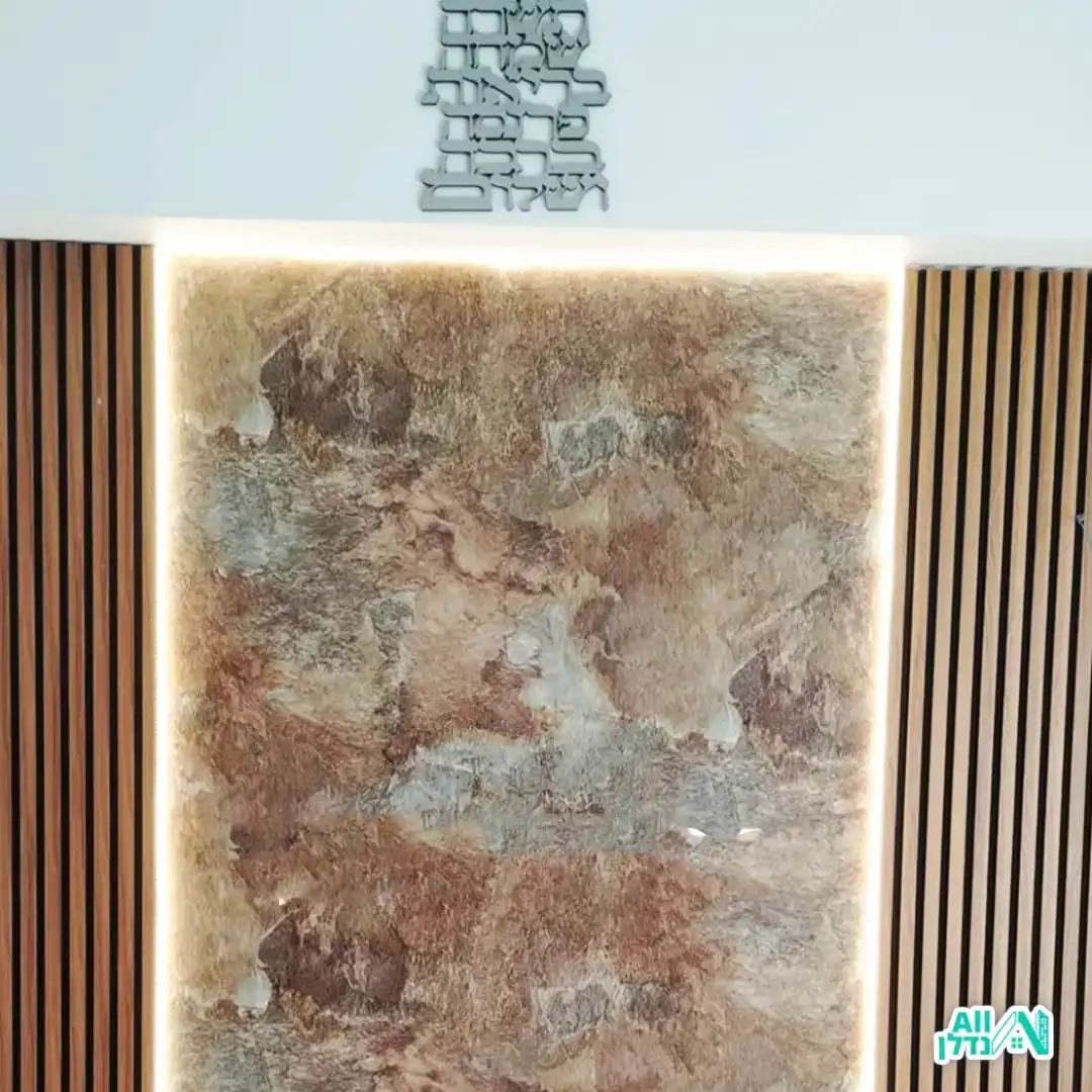 ריצוף חדר רחצה בצבעי לבן עם נימים שחורים