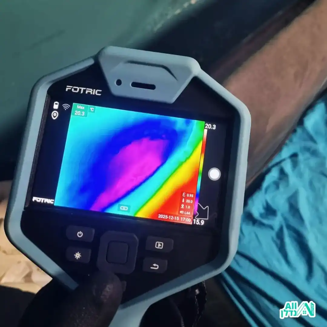 אלעד מתקן צנרת עם מכשיר מתקדם