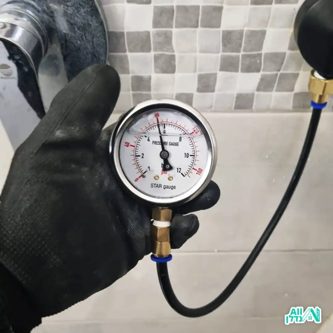 אלעד מתקן צנרת עם מכשיר מתקדם