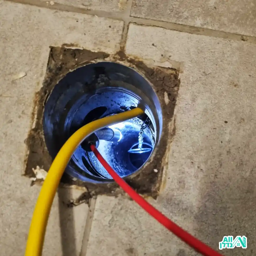 אלעד מתקן צנרת עם מכשיר מתקדם