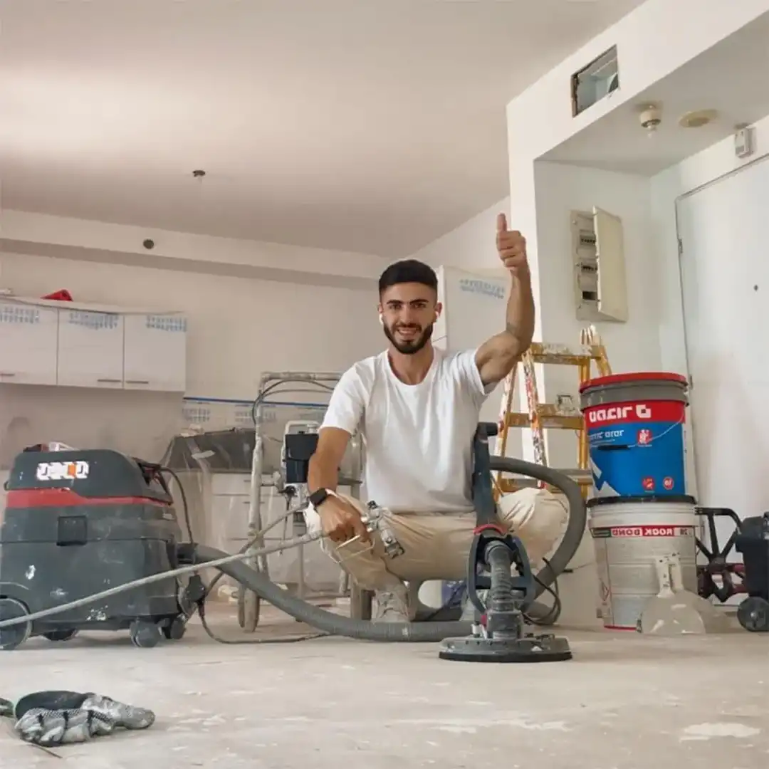 עידן  מחליק קיר בחדר מדרגות