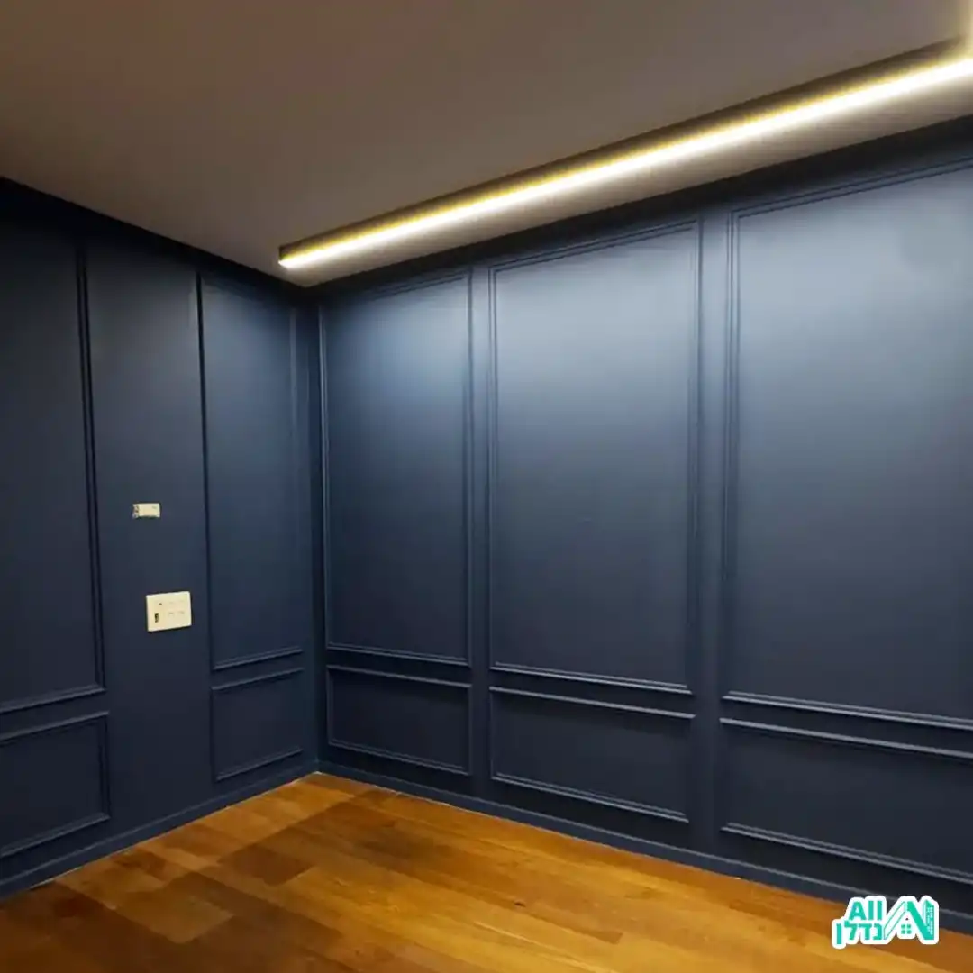 עידן  מחליק קיר בחדר מדרגות