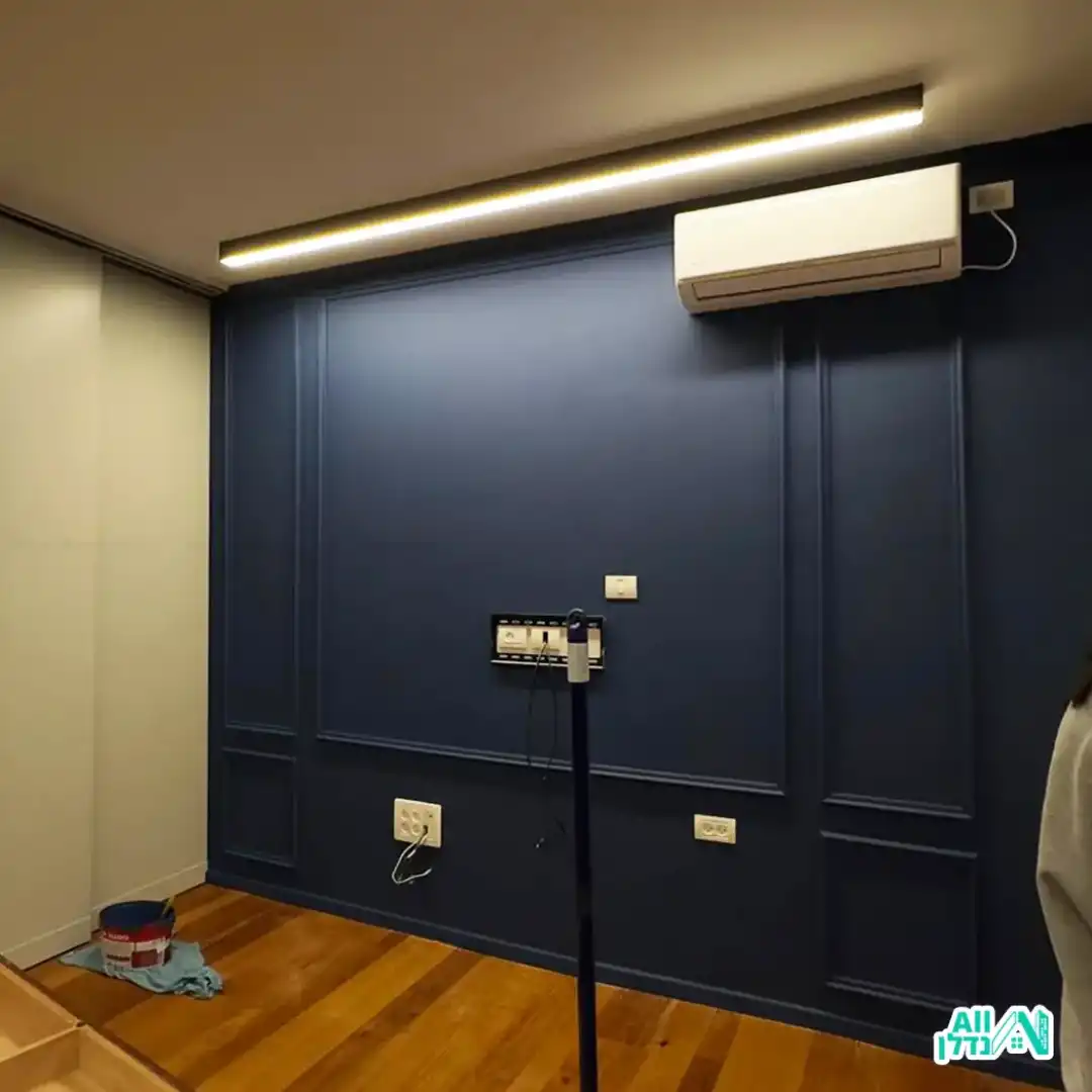 עידן  מחליק קיר בחדר מדרגות