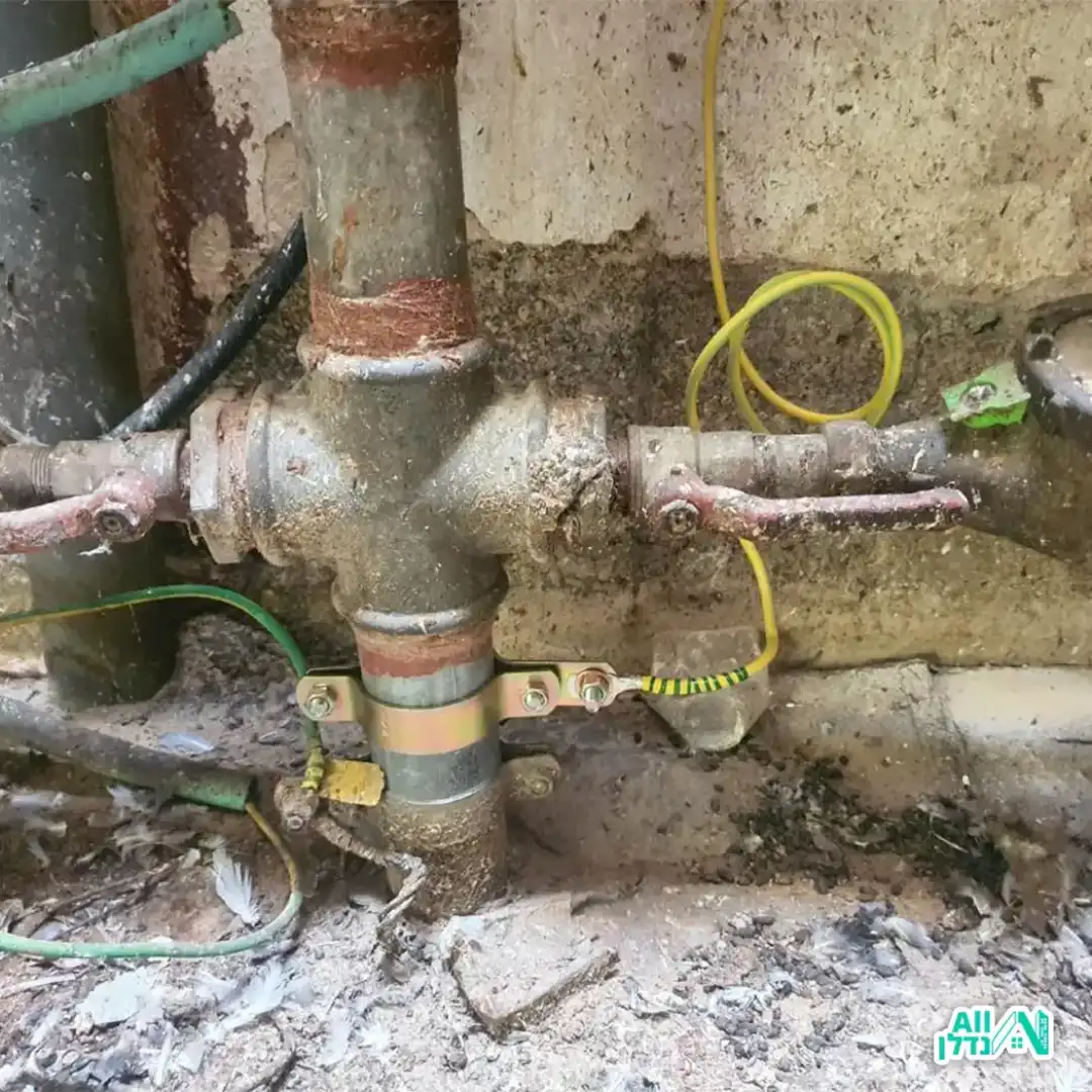 לוח חשמל עם חוטים מחוברים