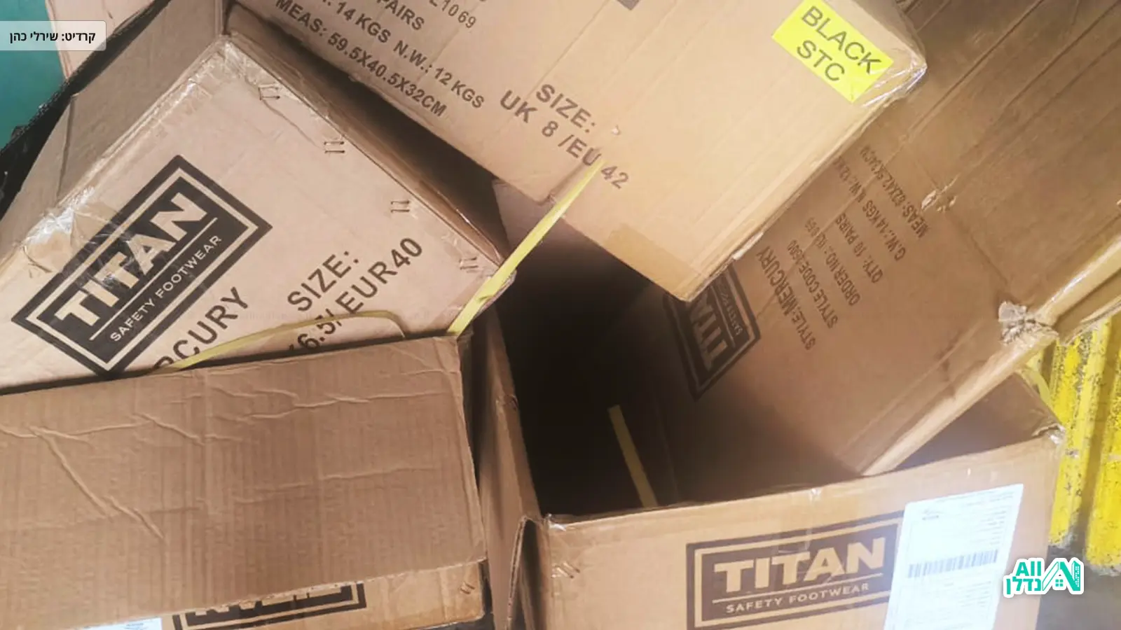 ארגזים אחד על השני